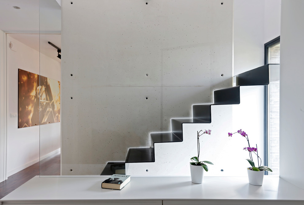 Свежая идея для дизайна: маленькая прямая металлическая лестница в современном стиле с металлическими ступенями для на участке и в саду - отличное фото интерьера