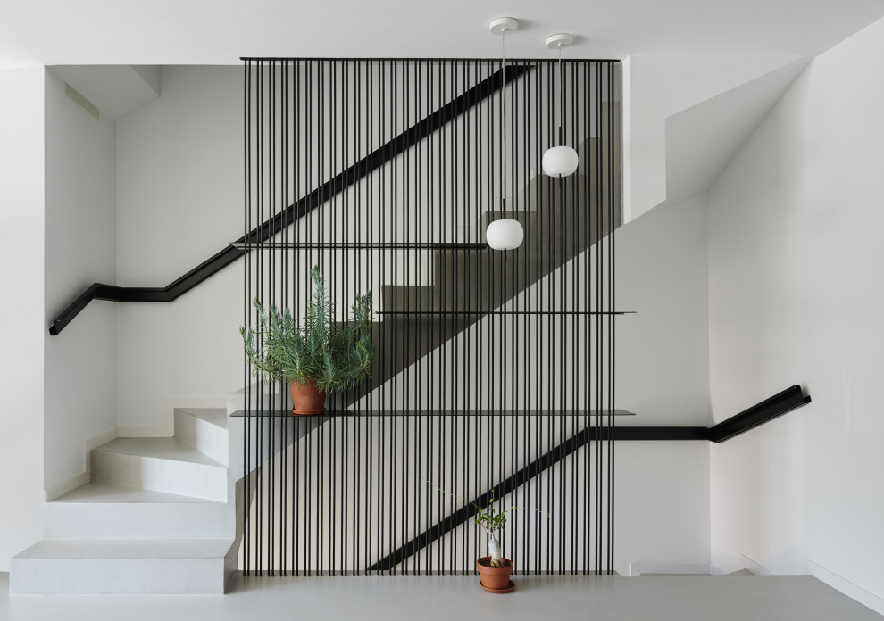 На фото: прямая бетонная лестница среднего размера в стиле модернизм с бетонными ступенями и деревянными перилами
