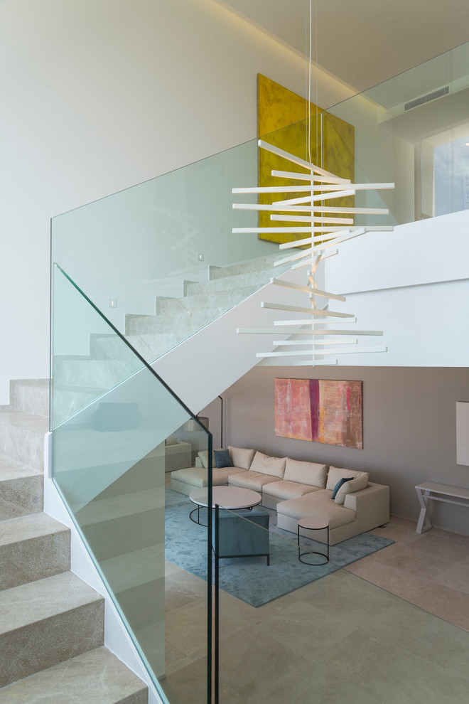 Cette image montre un grand escalier carrelé minimaliste en L avec des contremarches carrelées.
