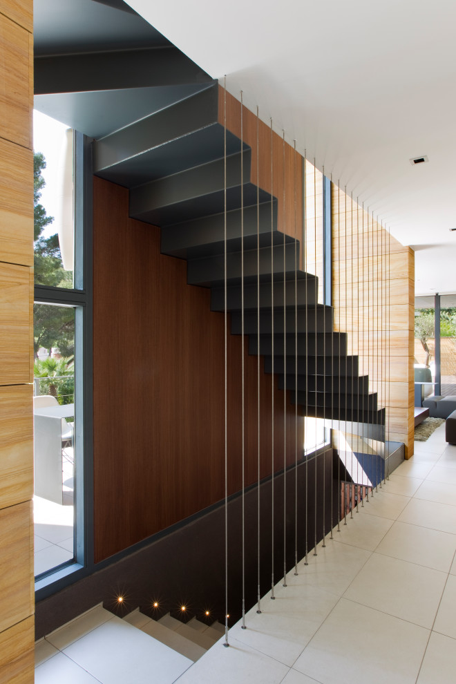 Inspiration pour un escalier carrelé design en U de taille moyenne avec des contremarches carrelées.