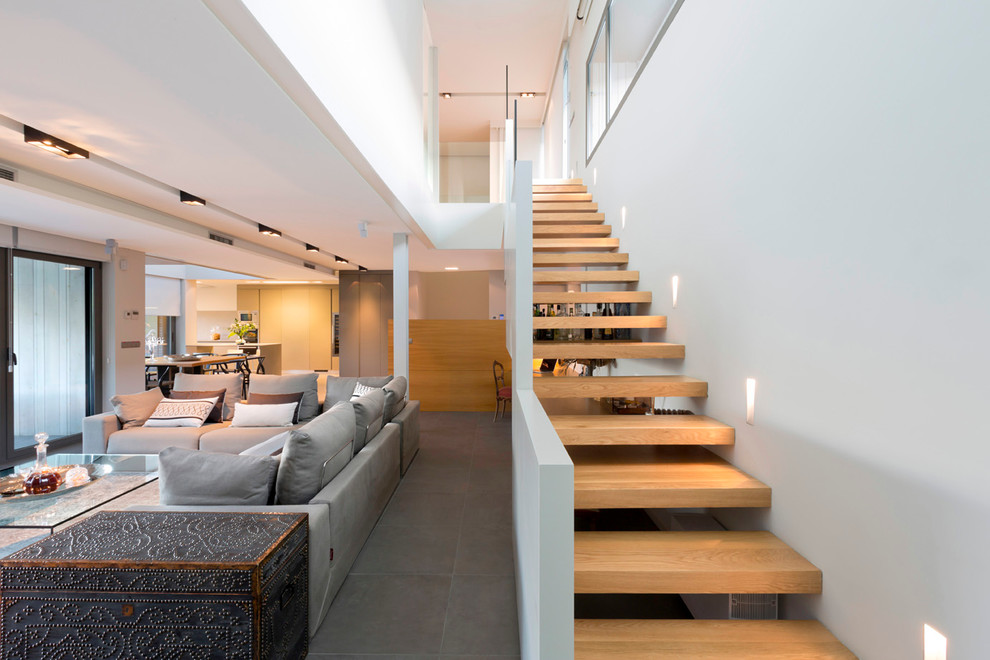 Стильный дизайн: прямая лестница в современном стиле с деревянными ступенями без подступенок - последний тренд