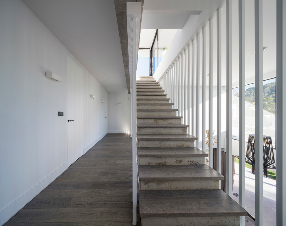 Diseño de escalera contemporánea con escalones de madera y contrahuellas de hormigón