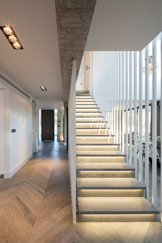 Idée de décoration pour un escalier droit design de taille moyenne avec des marches en bois.