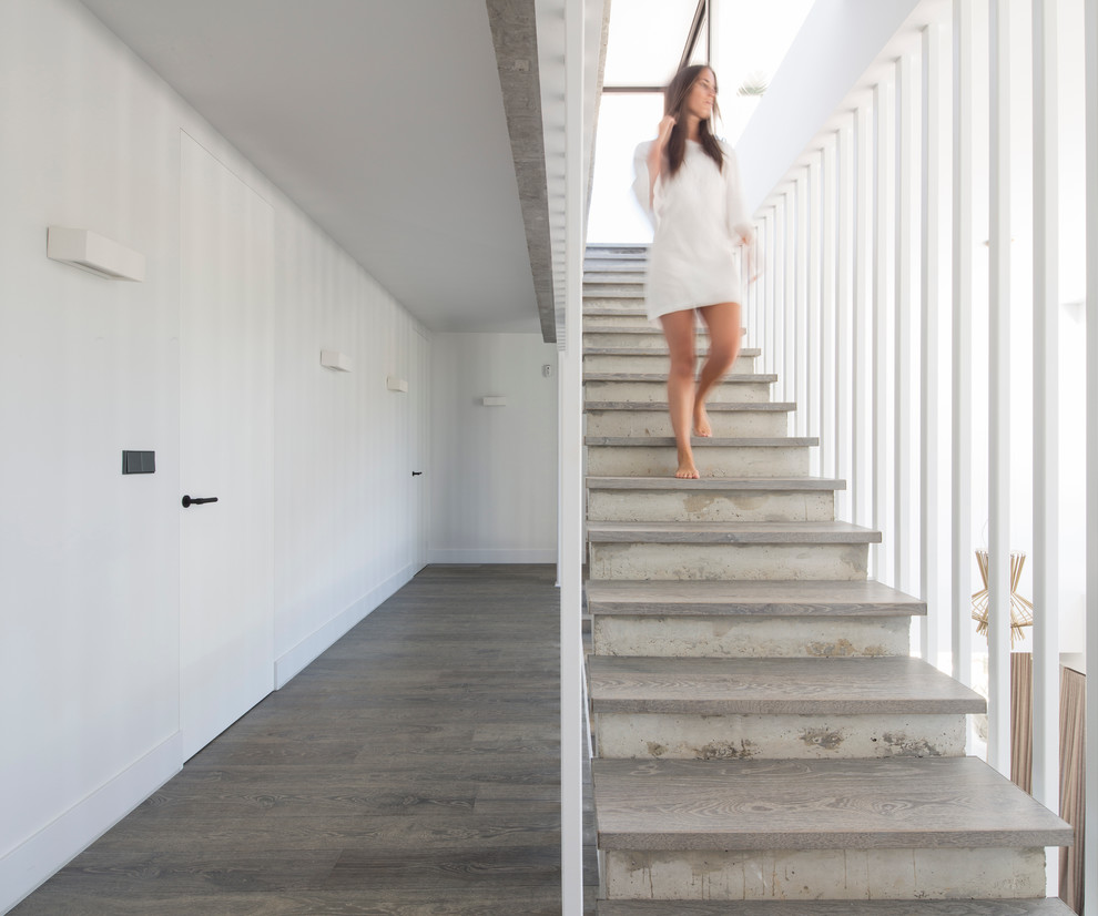 На фото: прямая бетонная лестница среднего размера в современном стиле с деревянными ступенями с
