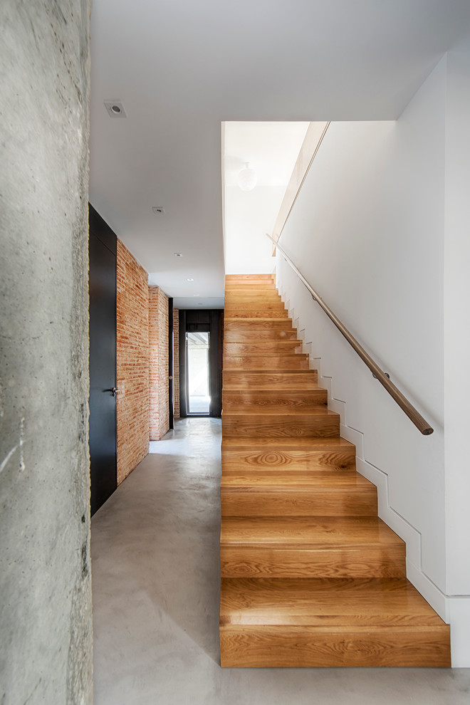 Idée de décoration pour un escalier droit urbain de taille moyenne avec des marches en bois et des contremarches en bois.