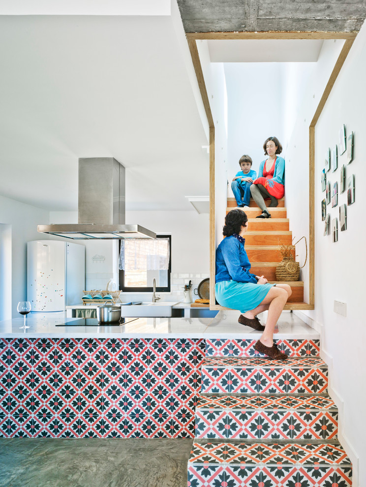 Gerade, Mittelgroße Moderne Treppe mit gefliesten Treppenstufen und gefliesten Setzstufen in Sonstige