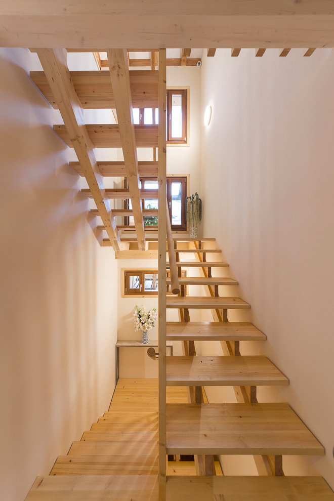 Ejemplo de escalera en U nórdica grande sin contrahuella con escalones de madera