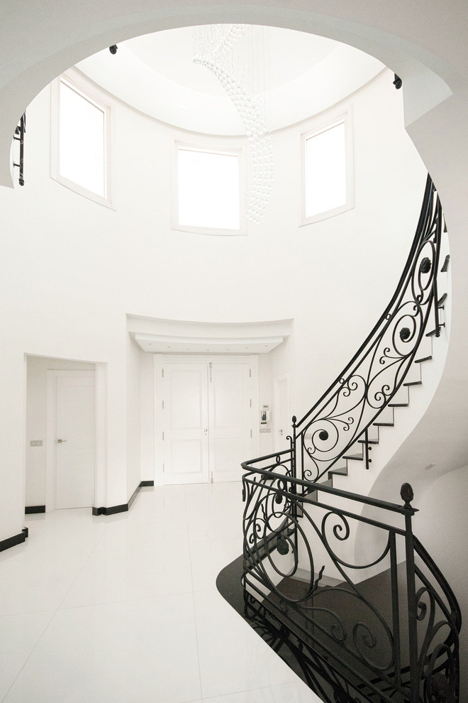 Exemple d'un grand escalier hélicoïdal chic.