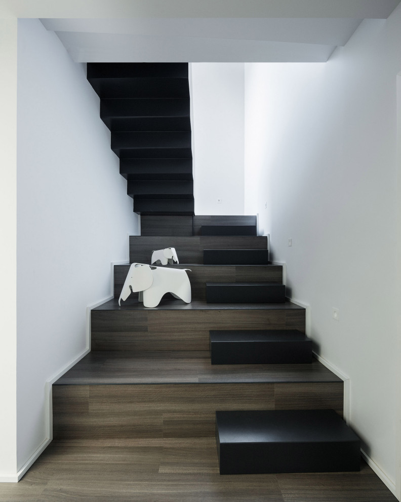 Aménagement d'un escalier moderne en U avec des marches en bois et des contremarches en bois.