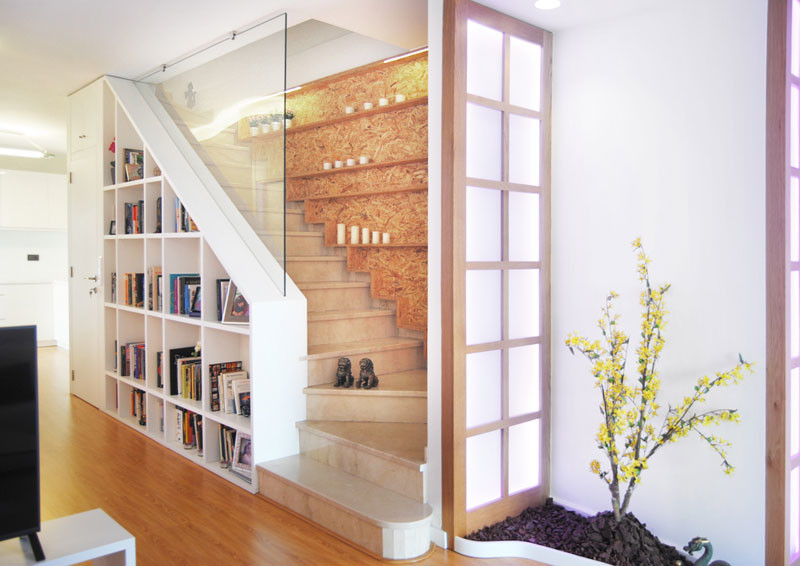Foto de escalera recta moderna de tamaño medio con escalones de mármol, contrahuellas de mármol y barandilla de varios materiales