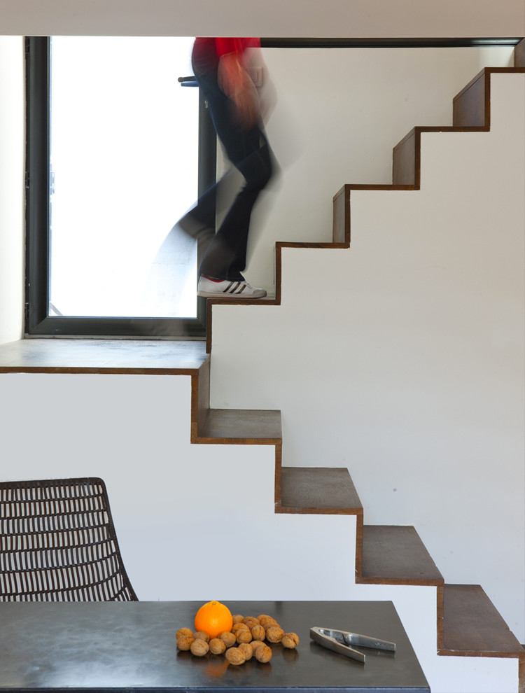 マルセイユにある低価格のコンテンポラリースタイルのおしゃれな折り返し階段 (木の蹴込み板) の写真