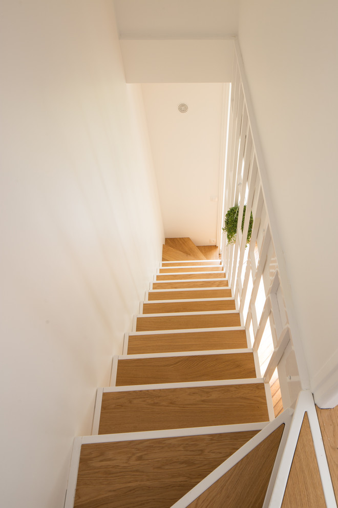 Imagen de escalera tradicional renovada pequeña sin contrahuella con escalones de madera