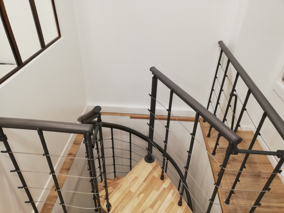 Kleine Moderne Treppe mit Drahtgeländer in Paris