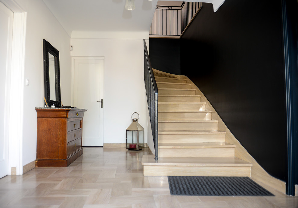 Diseño de escalera en L clásica de tamaño medio con escalones de madera