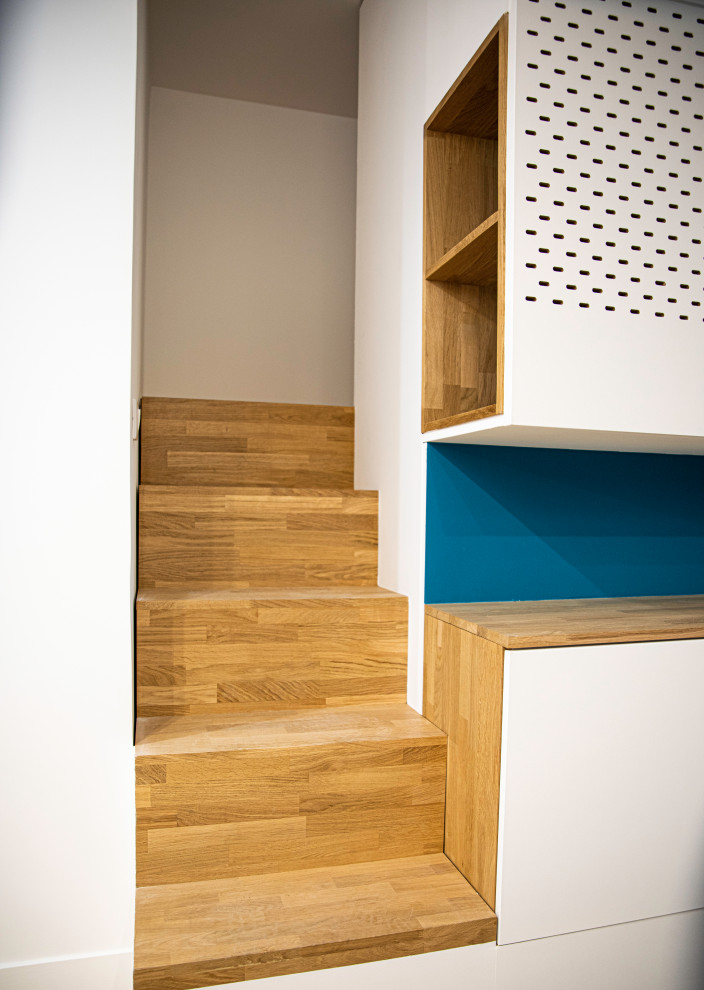 Small contemporary wood straight staircase in Montpellier with wood risers.