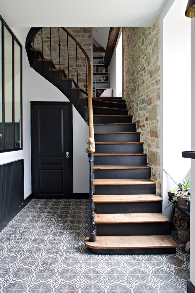 Idée de décoration pour un escalier peint tradition en L avec des marches en bois, un garde-corps en matériaux mixtes et palier.