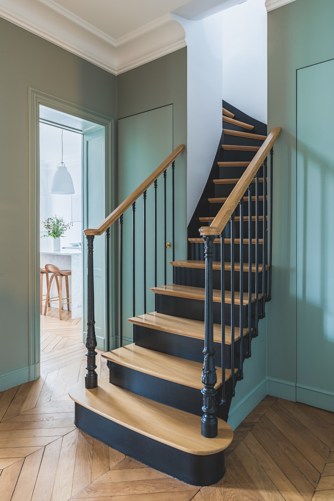 Example of a transitional staircase design in Paris
