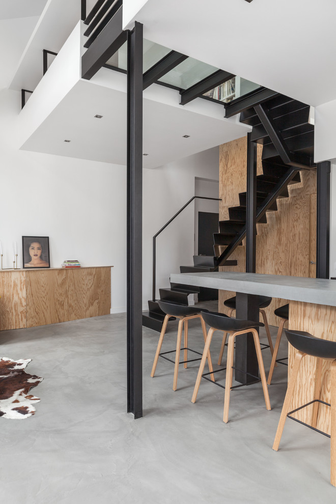 Gewendelte, Mittelgroße Moderne Metalltreppe mit Metall-Setzstufen in Paris