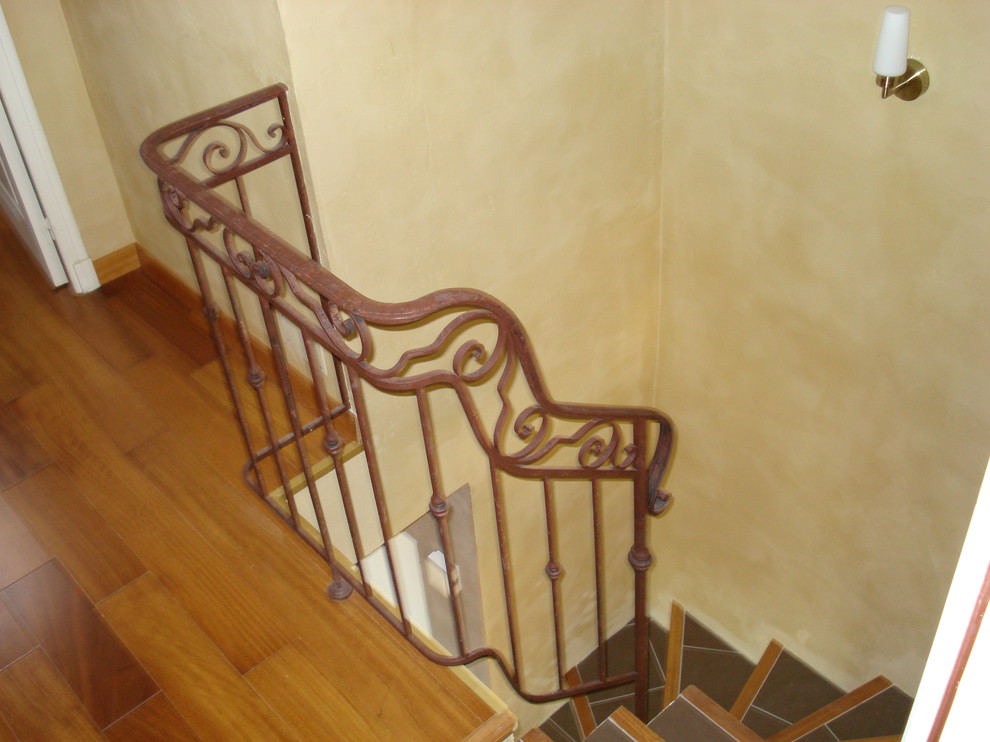 Cette image montre un escalier vintage.