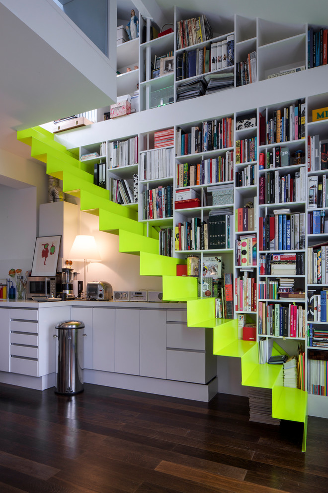 Schwebende, Mittelgroße Moderne Treppe mit Acrylglas-Treppenstufen in Paris