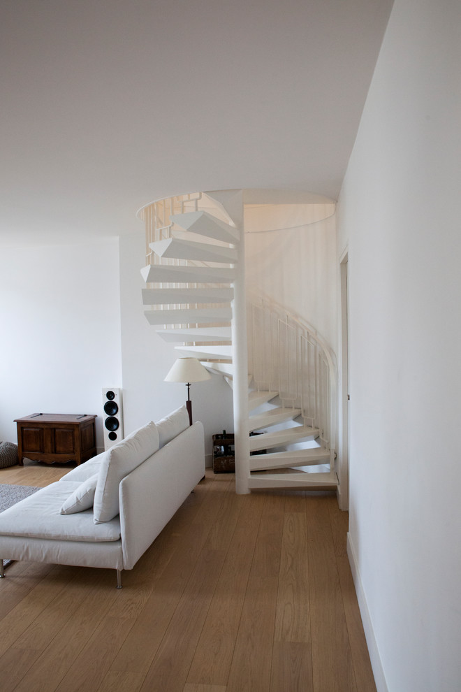 Свежая идея для дизайна: винтовая лестница среднего размера в современном стиле с металлическими ступенями и металлическими перилами без подступенок - отличное фото интерьера