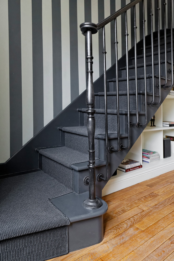 Diseño de escalera recta tradicional con escalones de madera pintada y contrahuellas de madera pintada