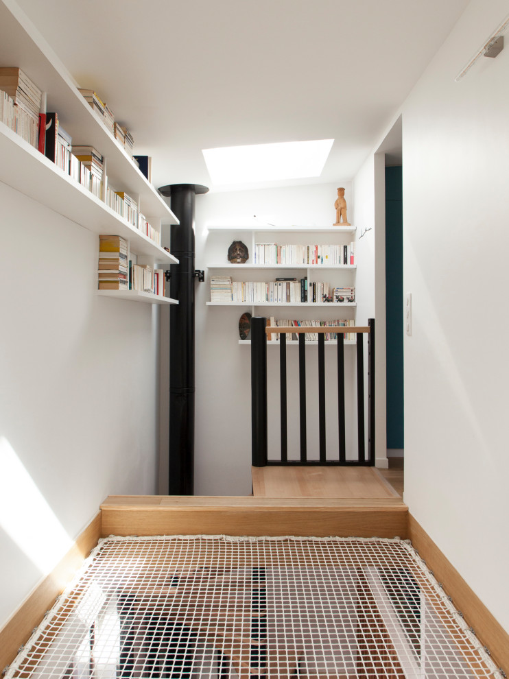 Источник вдохновения для домашнего уюта: маленькая винтовая лестница в современном стиле с деревянными ступенями без подступенок для на участке и в саду