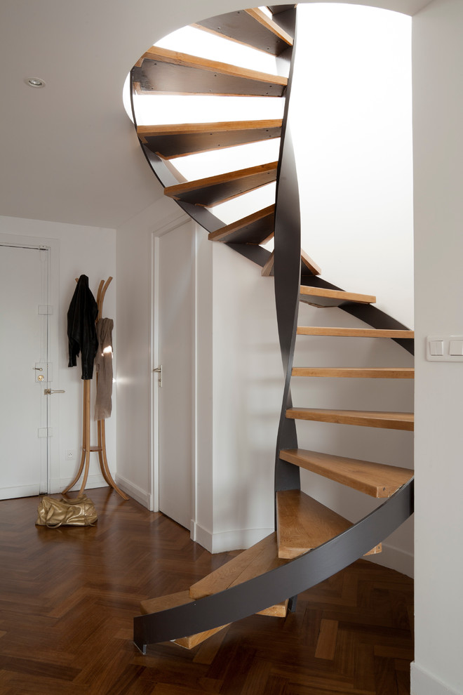 Источник вдохновения для домашнего уюта: большая винтовая лестница в современном стиле с деревянными ступенями без подступенок