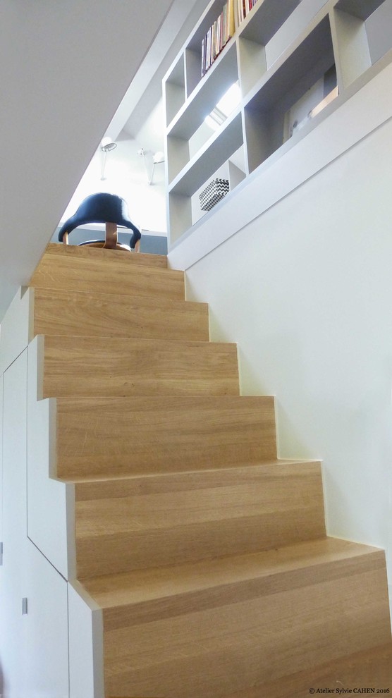 Réalisation d'un escalier droit design de taille moyenne avec des marches en bois et des contremarches en bois.
