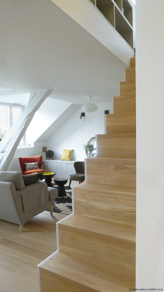 Idées déco pour un escalier droit contemporain de taille moyenne avec des marches en bois et des contremarches en bois.