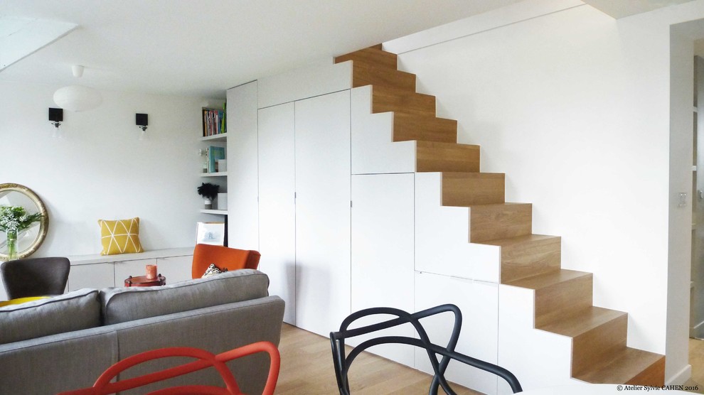 Идея дизайна: прямая деревянная лестница среднего размера в современном стиле с деревянными ступенями
