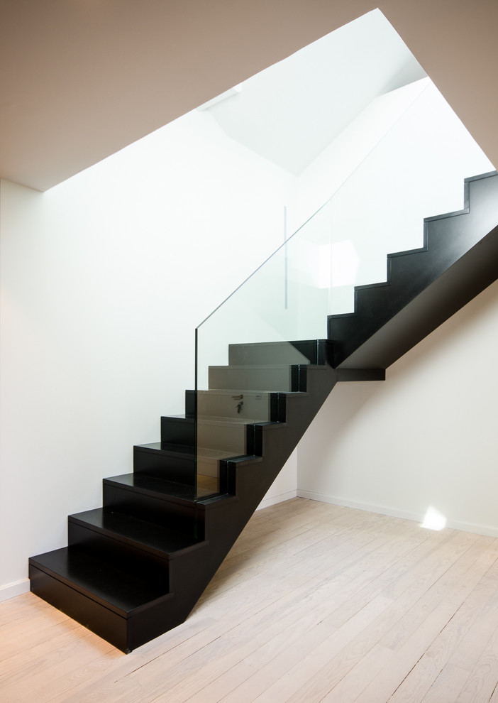 Moderne Treppe in L-Form mit gebeizten Holz-Treppenstufen und gebeizten Holz-Setzstufen in Straßburg