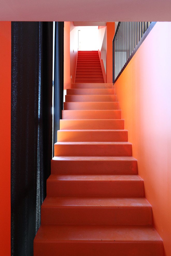 Large contemporary concrete straight staircase in Rennes.