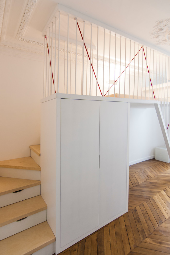 Inspiration for a small modern wooden curved staircase remodel in Paris