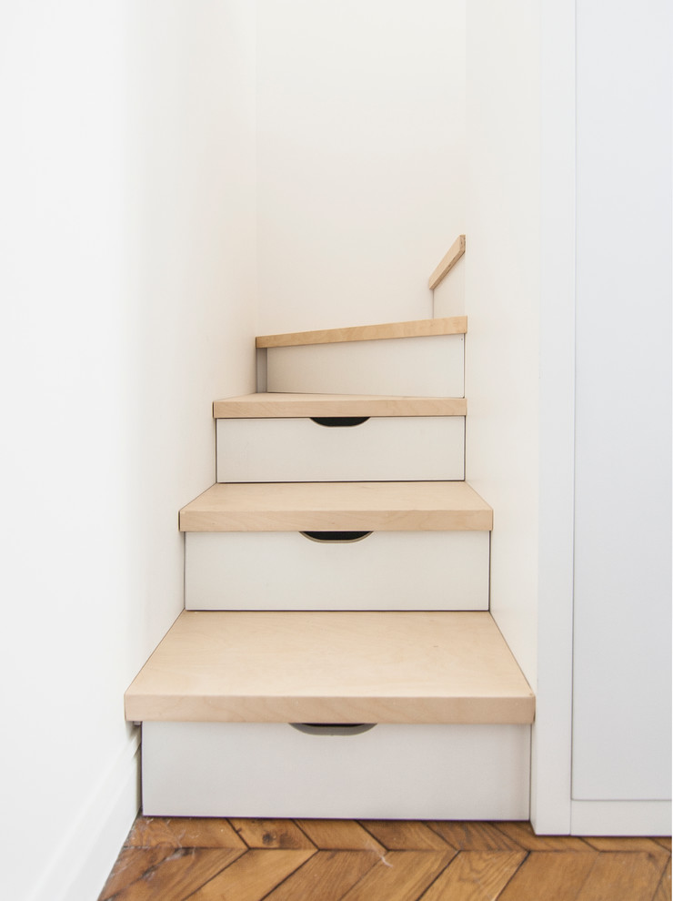 Ispirazione per una scala a "L" minimal di medie dimensioni con pedata in legno