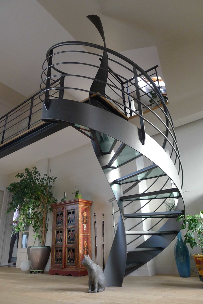Modelo de escalera de caracol minimalista grande sin contrahuella con escalones de vidrio