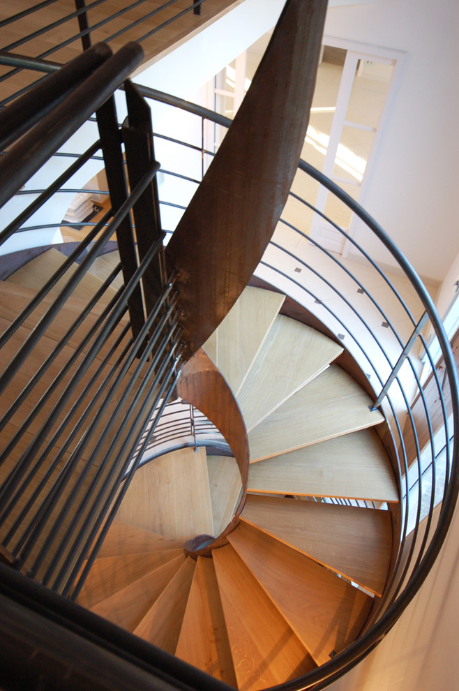 This is an example of a contemporary staircase in Lyon.