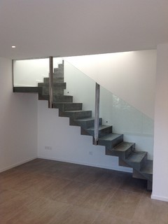Conception d'un escalier béton avec garde-corps en verre - Modern -  Staircase - Toulouse - by Myriam Galibert Aménagement | Houzz
