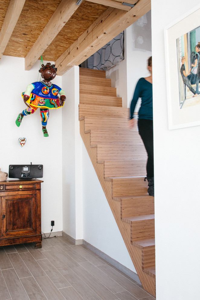 На фото: прямая деревянная лестница среднего размера в стиле фьюжн с деревянными ступенями