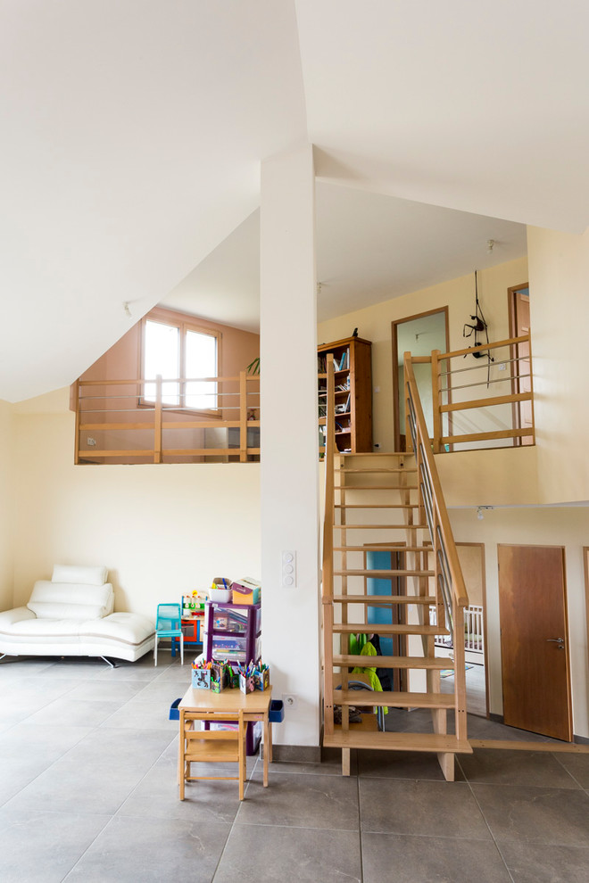 Exemple d'un petit escalier droit scandinave avec des marches en bois.