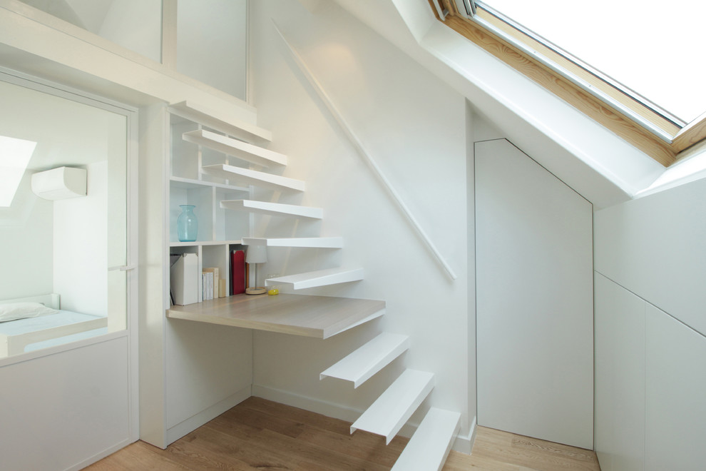 Стильный дизайн: маленькая прямая лестница в современном стиле с металлическими ступенями без подступенок для на участке и в саду - последний тренд
