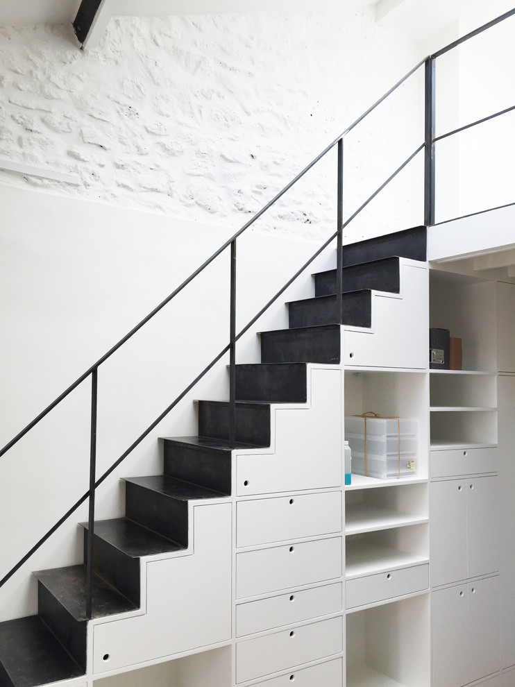 Cette image montre un escalier droit design avec rangements.