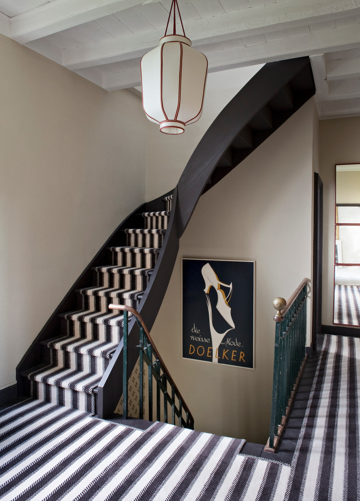 Inspiration pour un escalier peint courbe design de taille moyenne avec des marches en bois peint.