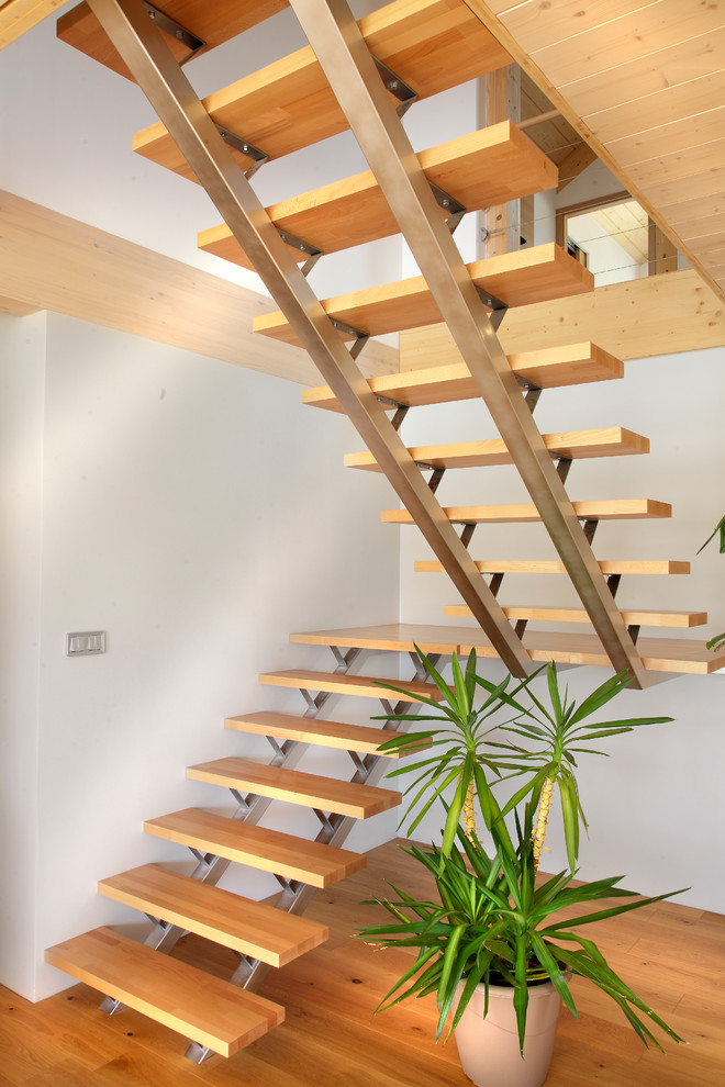 Cette photo montre un grand escalier sans contremarche nature en U avec des marches en bois.