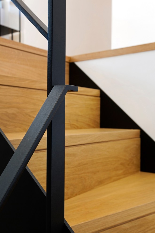 Moderne Holztreppe in U-Form mit Holz-Setzstufen und Stahlgeländer in Paris