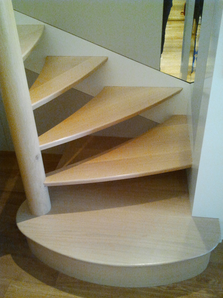 Création d'un escalier des marches en courbes pour faciliter la mon — free download