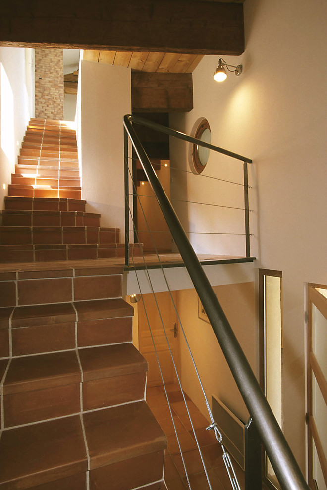 Aménagement d'un grand escalier droit contemporain avec des marches en bois et des contremarches en bois.