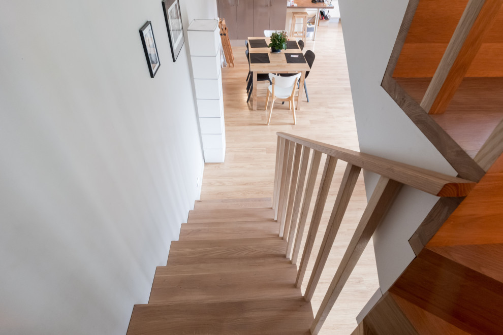 Gewendelte, Große Moderne Treppe mit Holz-Setzstufen in Bordeaux