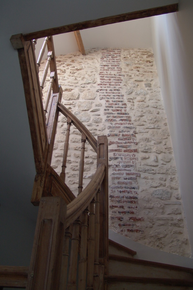 Ejemplo de escalera en U campestre de tamaño medio con escalones de madera y contrahuellas de madera