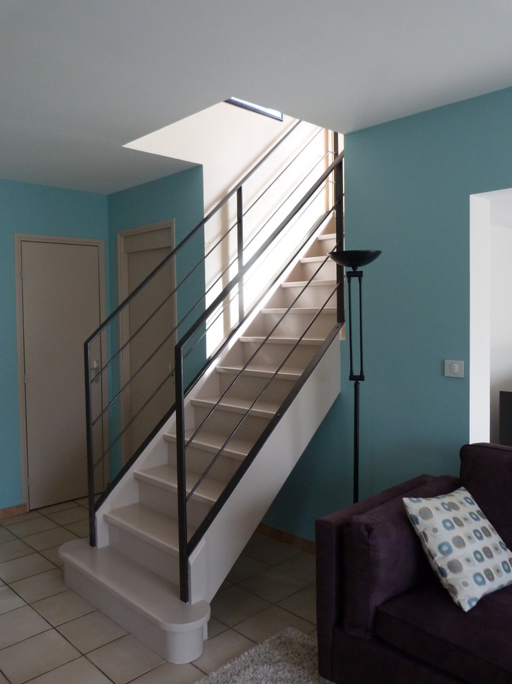 Свежая идея для дизайна: лестница в стиле фьюжн - отличное фото интерьера